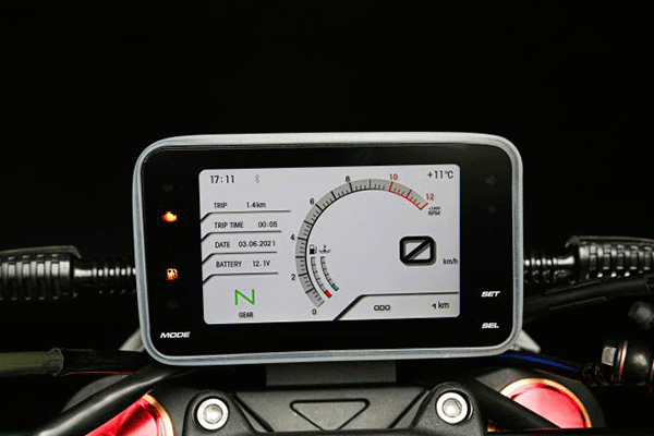 کیلومتر دیجیتال با نور مناسب برای رانندگی در شب و روز، نمایشگر میزان سوخت و دمای موتور